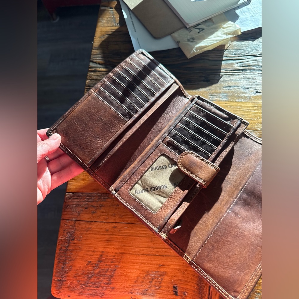 RUGGED EARTH BROWN LEATHER WALLET